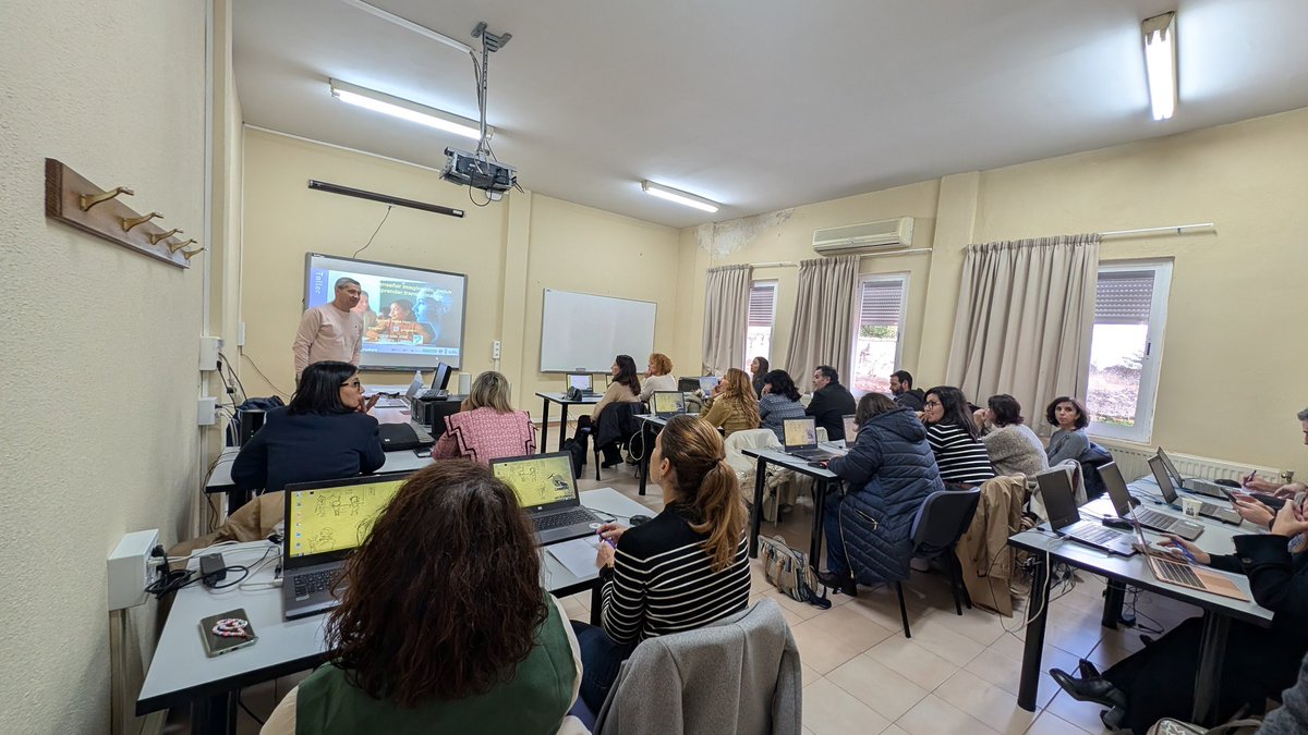adfeinnovated's tweet photo. 🟣🟡IV Jornada #AdFE🔵🔴

Taller 1 "IA en el AdFE" de la mano de Gustavo Vegas (maestro de EF y Doctor en Ciencias de la Educación).

#IVJornadaAdFE https://t.co/KPRdEdCspd