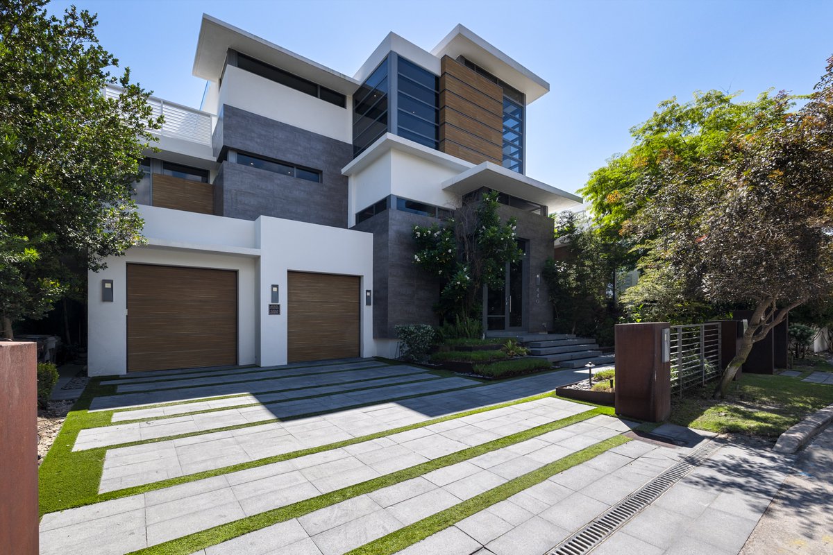 Lifestyle_PG's tweet image. WHAT MAKES A HOME TRULY STRIKING?

Minimalist lines, bold architecture, and a vibe that speaks for itself.

#LPG #lifestyleproductiongroup #modernarchitecture #minimalistdesign #quietluxury #lasolas #fortlauderdale #southflorida #luxuryrealestate #floridarealtor