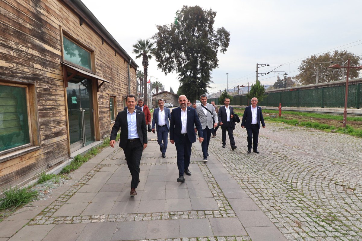 📍İzmir

Genel Başkanımız Dr. Kenan Çalışkan ile Genel Başkan Yardımcılarımız Atilla Demirtunç ve Musa Yeşil, İzmir'de Ulaştırma Hizmet Kolundaki kurumlarımızı ziyaretler kapsamında;
- TCDD 3. Bölge Müdürü Cemal Yaşar Tangül,
- TCDD Taşımacık A.Ş. İzmir Bölge Müdürü Bayram Şahin,