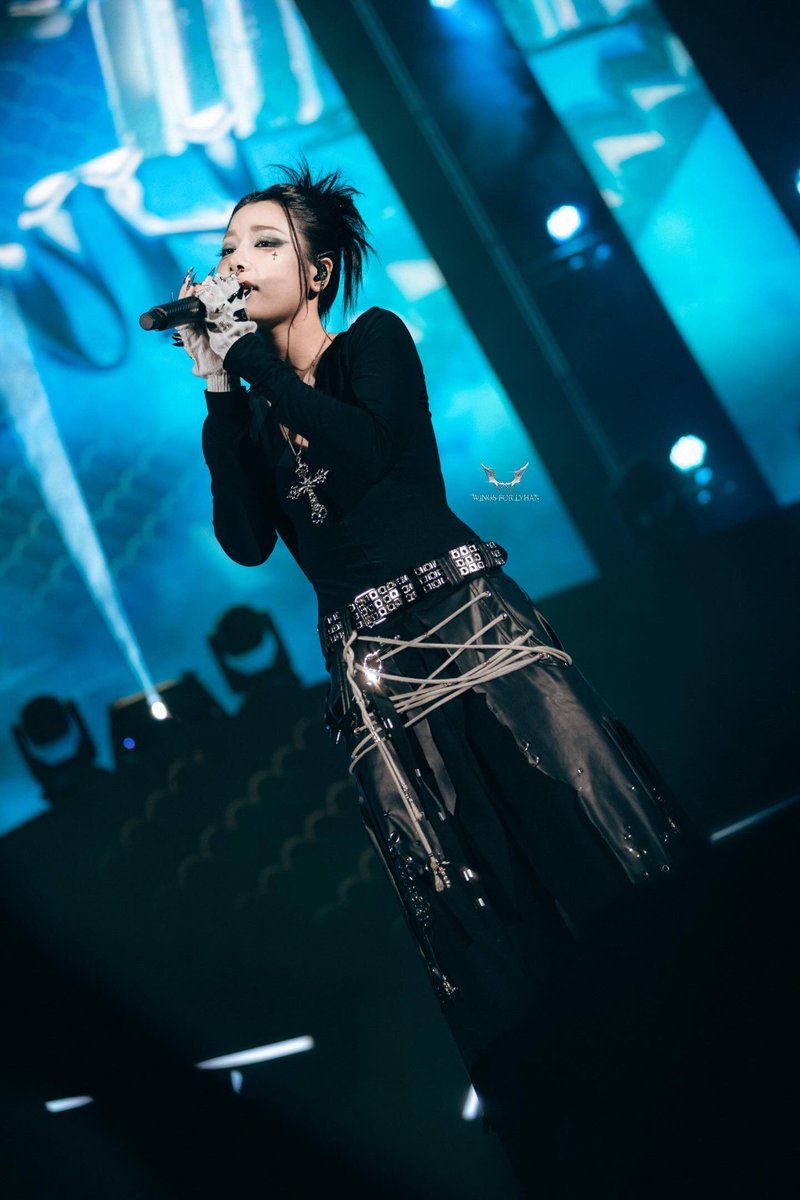 wingsforlyhan's tweet photo. [20251116] LYHAN at PHENIKAA UNIVERSITY
The more I watch her, the more I see how relaxed and truly at home LYHAN is on stage ☺️
She loves singing — it’s the only thing she wants to do 🖤
#LYHAN #live #WINGSFORLYHAN https://t.co/LxS2Z657Dj
