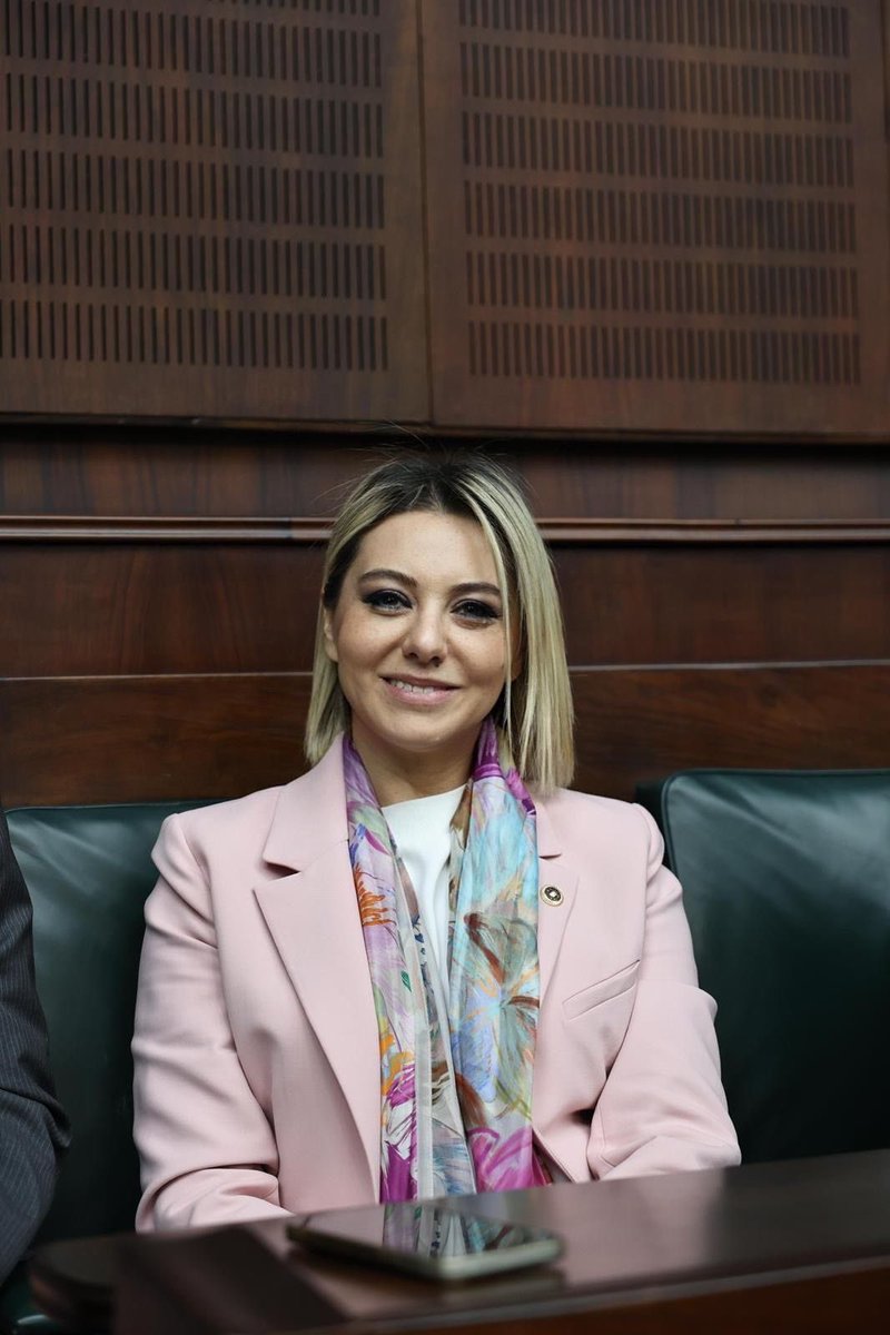 serap_ekmekci's tweet image. 📍TBMM

“Türkülerimize bakın Yemen Türküsü, Cezayir Türküsü, Üsküp, Manastır, Selanik Türküsü, Musul Türküsü, Kerkük Türküsü. Bu aziz millete fiziki sınırlar çizebilirsiniz, ama gönül coğrafyasına sınır çizemezsiniz. O gönül coğrafyasını bu aziz milletin hafızasından silip…