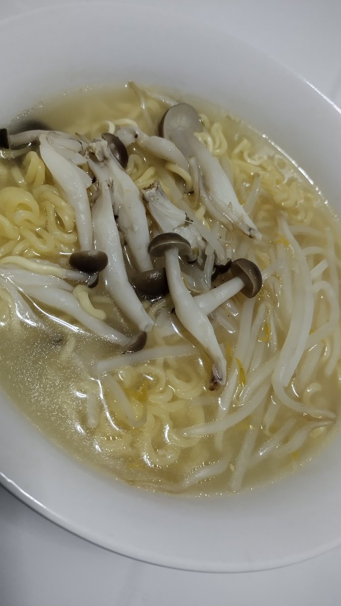 Gomadamagoma's tweet image. そして
帰宅して
塩ラーメンを
つくりましたよ！😗

めっちゃ
手抜きですが😅

もやしと
ぶなしめじが入って
めっちゃ美味しかったです♪
🍜😺

(*´ｪ`*)

#塩ラーメン
#おうちごはん
#BESTPRICE
#インスタントラーメン