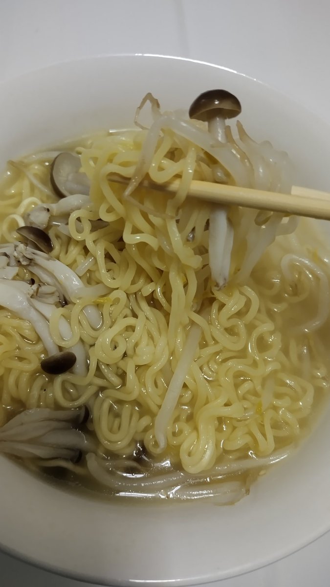 Gomadamagoma's tweet image. そして
帰宅して
塩ラーメンを
つくりましたよ！😗

めっちゃ
手抜きですが😅

もやしと
ぶなしめじが入って
めっちゃ美味しかったです♪
🍜😺

(*´ｪ`*)

#塩ラーメン
#おうちごはん
#BESTPRICE
#インスタントラーメン