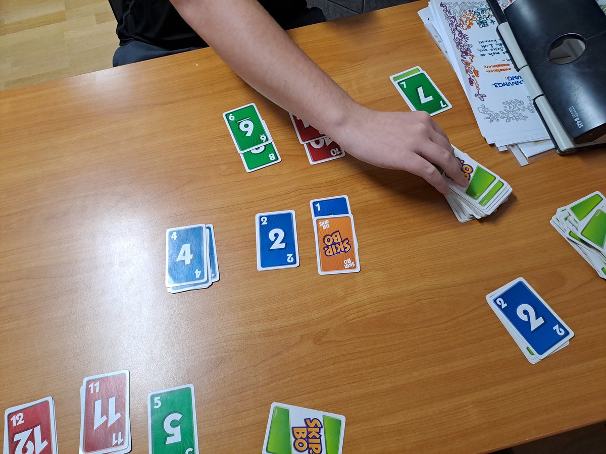 GoschlSusanne's tweet image. Ein Jugendlicher gewinnt beim Kartenspielen. Ich lob ihn und sag, dass er echt ein guter Spieler ist.
Jgdl: &quot;Sie san a a guade Spülarin, Fr. Göschl. Hoid mehr so valieramäßig guad.&quot;