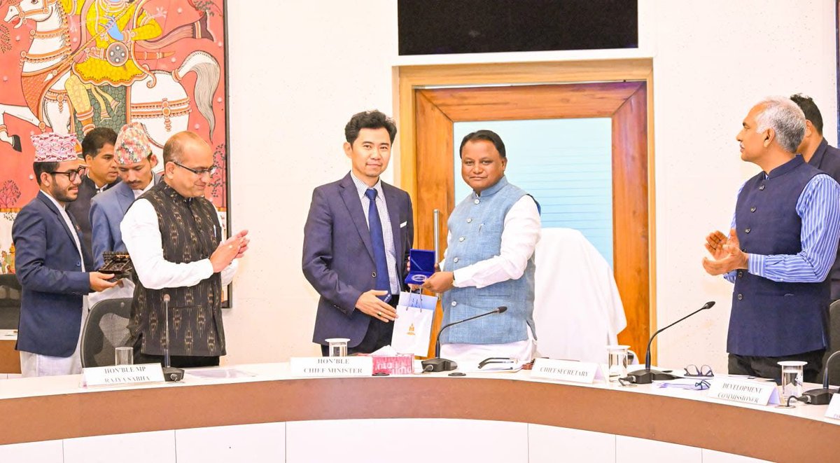 SujeetKOfficial's tweet image. Honoured to be present in the interaction meeting of Hon’ble CM Shri @MohanMOdisha with the visiting foreign Parliamentary officials participating in the 37th Parliamentary Internship Programme (PIP-2025).

Engaging with delegates from diverse parliamentary traditions is always…