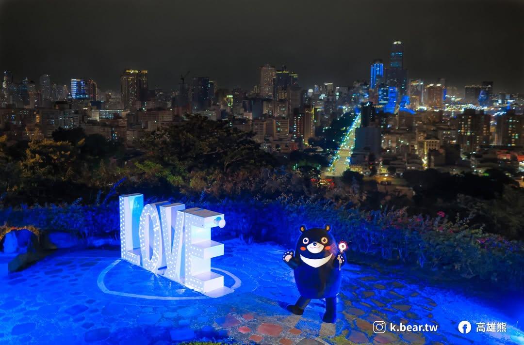 At Shoushan LOVE lookout the words "LOVE" now turn blue at night for the arrival of tzuyu &amp; twice.

K bear Taiwan took some photos with the attraction.

#TZUYU #TWICE #쯔위