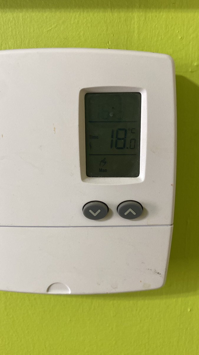 mokonangii's tweet image. Il fait ressenti -8 dehors à Montréal.

Je porte une doudoune en laine polaire par dessus mes habits. 

Je suis très confortable.

Ma facture d’électricité s’élève à 72$/mois.