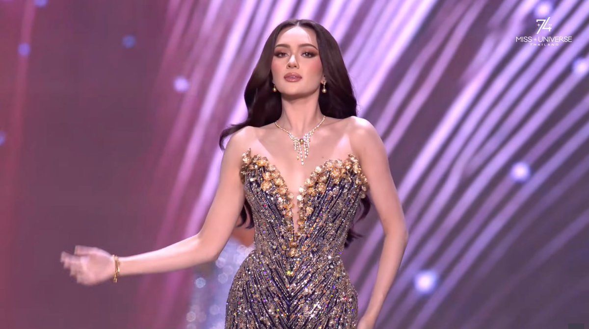 PhilippineStar's tweet photo. ALL EYES ON THE QUEEN OF THE NIGHT ✨

Ahtisa Manalo exudes effortless elegance as she dazzles in her evening gown during the Miss Universe 2025 preliminary competition on Wednesday. (Screenshots/Miss Universe) https://t.co/CBUuOKcDsh