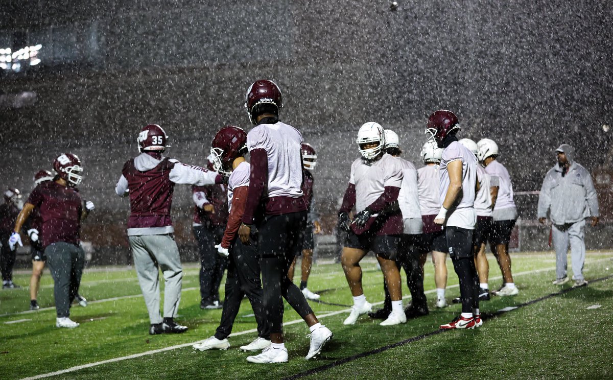 CvilleTigersFB's tweet image. Football weather 🌧️