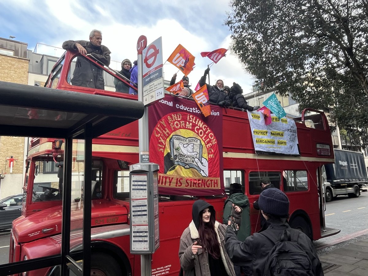 CandiNEU61's tweet photo. Day 7/8- 6th form Angel teachers on our battle bus letting our CEO know as she tours Capital City College that we are determined to keep our pay &amp; conditions through national agreed frameworks #NEU #PayUp @NEUnion @strike_map @DanielKebedeNEU @NEULondon https://t.co/23Qf3f3Z9x