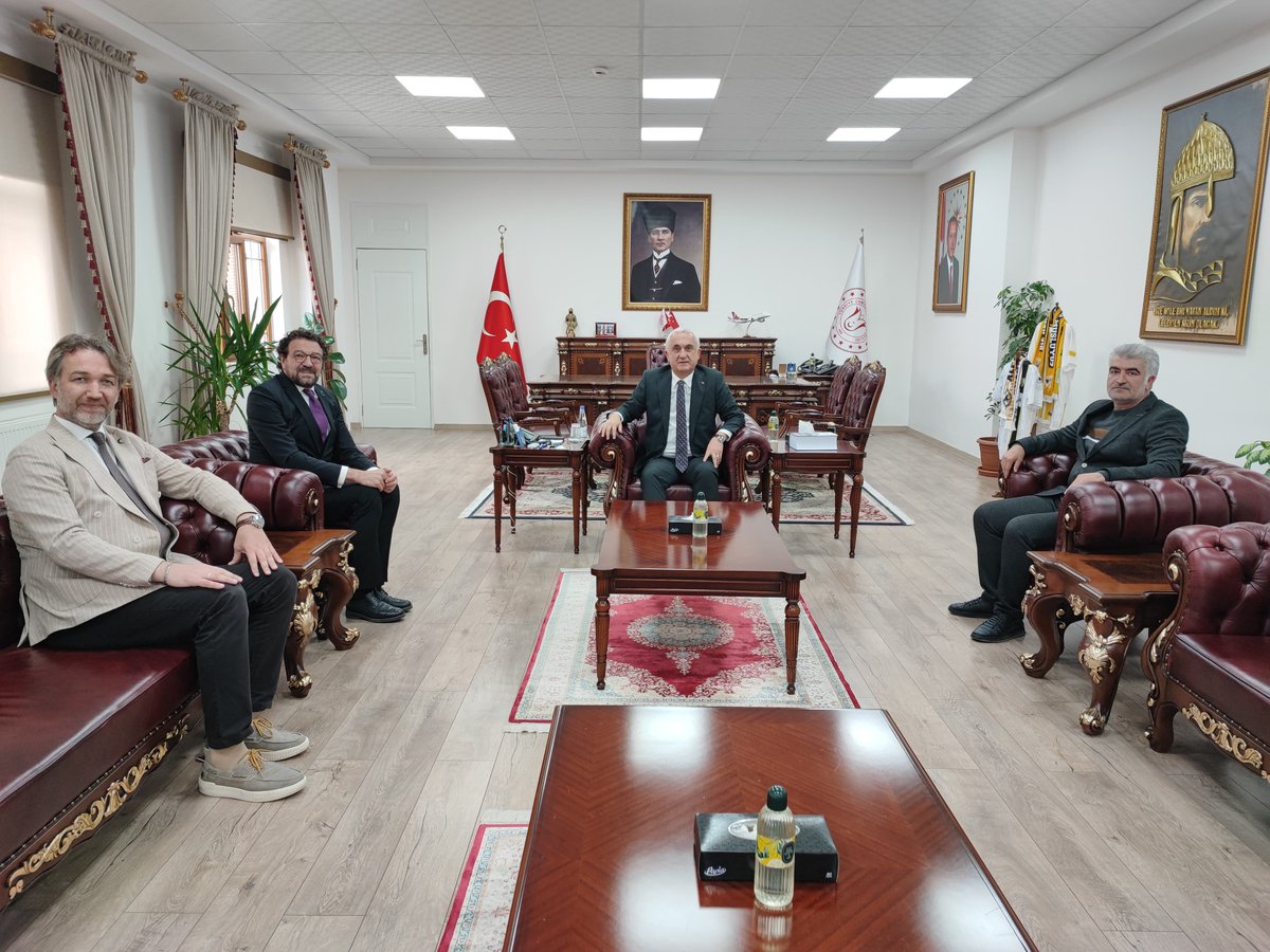 TCMusValiligi's tweet image. Yeşilay Genel Başkan Yardımcısı ve Başdanışmanı Mevlüt Helvacıgil, beraberindeki Başdanışman Yardımcısı Hüseyin Emre Yüksel ve Yeşilay Muş Şube Başkanı Zülfi Gümüştekin, Valimiz Sayın @Valiavnicakir’ı ziyaret etti.#Muş

📍 Muş Valiliği