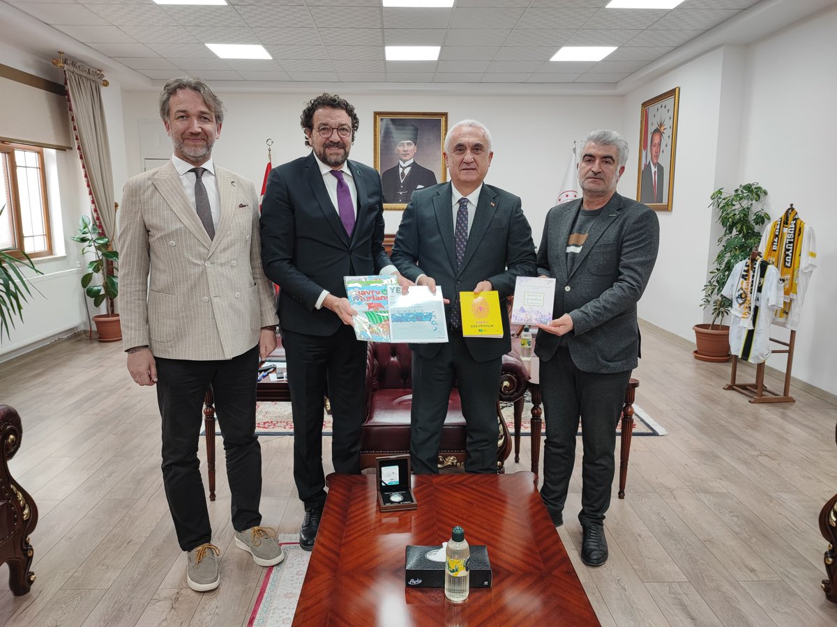 TCMusValiligi's tweet image. Yeşilay Genel Başkan Yardımcısı ve Başdanışmanı Mevlüt Helvacıgil, beraberindeki Başdanışman Yardımcısı Hüseyin Emre Yüksel ve Yeşilay Muş Şube Başkanı Zülfi Gümüştekin, Valimiz Sayın @Valiavnicakir’ı ziyaret etti.#Muş

📍 Muş Valiliği