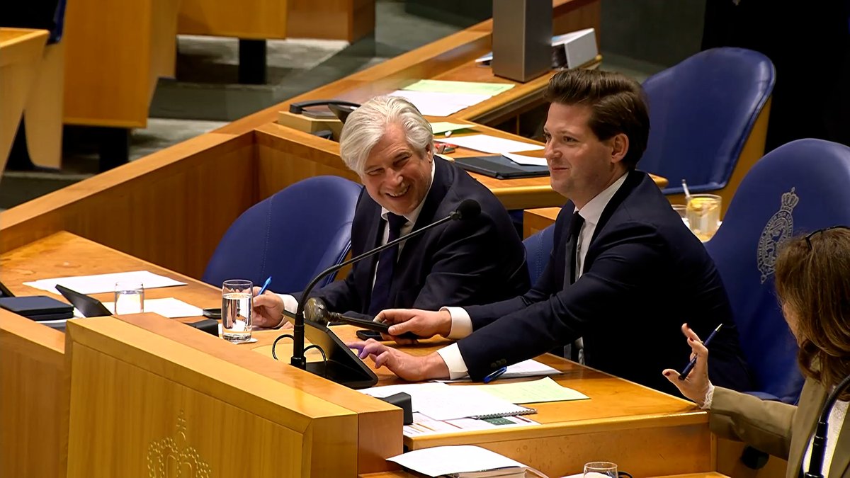 VIDEO | Oeps, open microfoon vangt opmerking tegen nieuwe Kamervoorzitter: 'Je moet tot 15 kunnen tellen' rtl.nl/nieuws/politie…