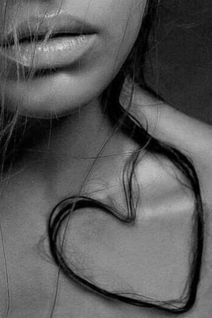 La felicidad es silenciosa, tranquila y suave. 
Es un estado interno de satisfacción , que empieza por amarse .. así mismo🩷🤍🖤🦋

                   Buen día amigos💞✌️