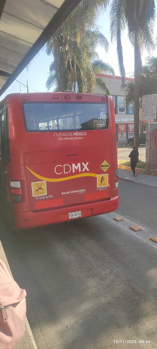 spegnaloza's tweet photo. @MetrobusCDMX nuevamente solicitamos servicio, la plataforma de prepa 1 dirección rio de los remedios saturada y uds enviando 3 unidades sin servicio!!! https://t.co/LNd4aoGuJB