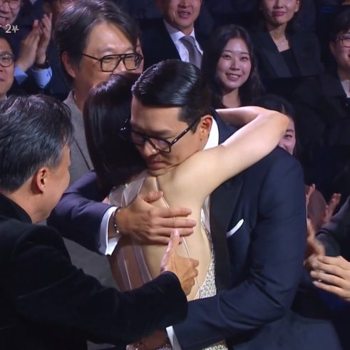 PopBase's tweet image. Hyun Bin and Son Yejin won Best Actor and Best Actress at the 46th Blue Dragon Film Awards, the first couple to sweep both categories.