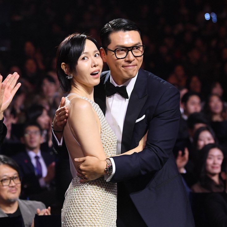 PopBase's tweet image. Hyun Bin and Son Yejin won Best Actor and Best Actress at the 46th Blue Dragon Film Awards, the first couple to sweep both categories.