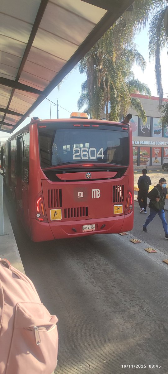 spegnaloza's tweet photo. @MetrobusCDMX nuevamente solicitamos servicio, la plataforma de prepa 1 dirección rio de los remedios saturada y uds enviando 3 unidades sin servicio!!! https://t.co/LNd4aoGuJB