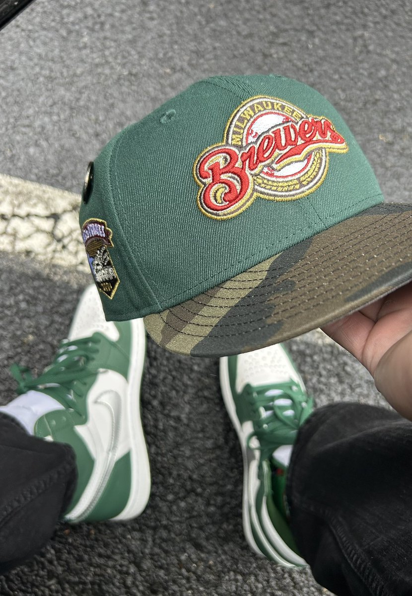Cmd_Guap1's tweet image. Dreary weather today!

FOTD x KOTD
@TopperzstoreUSA x @Jumpman23 
Green &amp;amp; Camo Brewers x AJ1 Green Gorge 

#PINdejos @PINdejos1 
#NUMaera