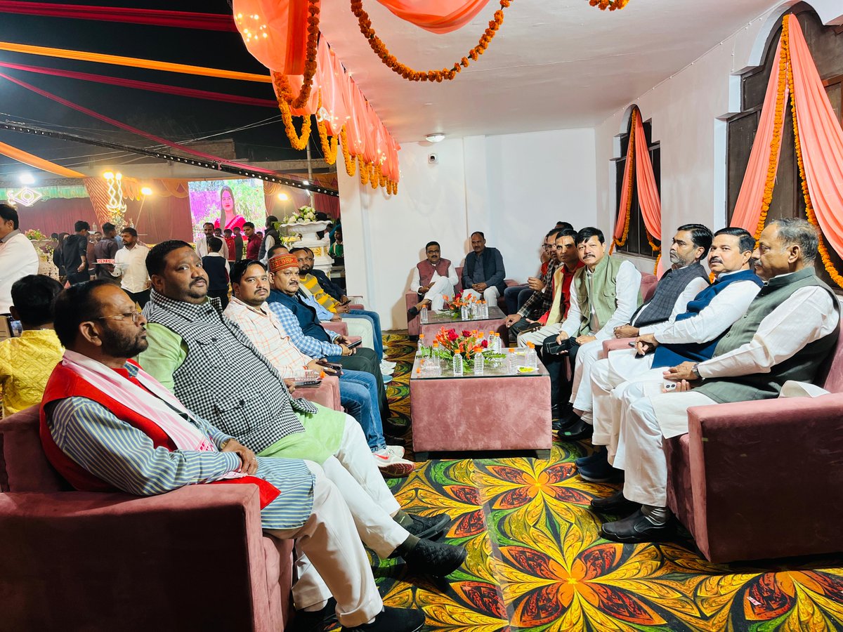 dheerusinghh's tweet image. आज निम्नलिखित मांगलिक कार्यक्रम में सम्मिलित हो कर शुभकामनाएं प्रेषित की:-

1️⃣श्री पंकज सिंह जी ब्लॉक प्रमुख रेहरा बाजार के परिवार में मांगलिक कार्यक्रम में सम्मिलित हुआ।

2️⃣प्रिय श्री अजीत शुक्ला जी पत्रकार निवासी खलवा के परिवार में आयोजित मांगलिक कार्यक्रम में सम्मिलित हुआ।