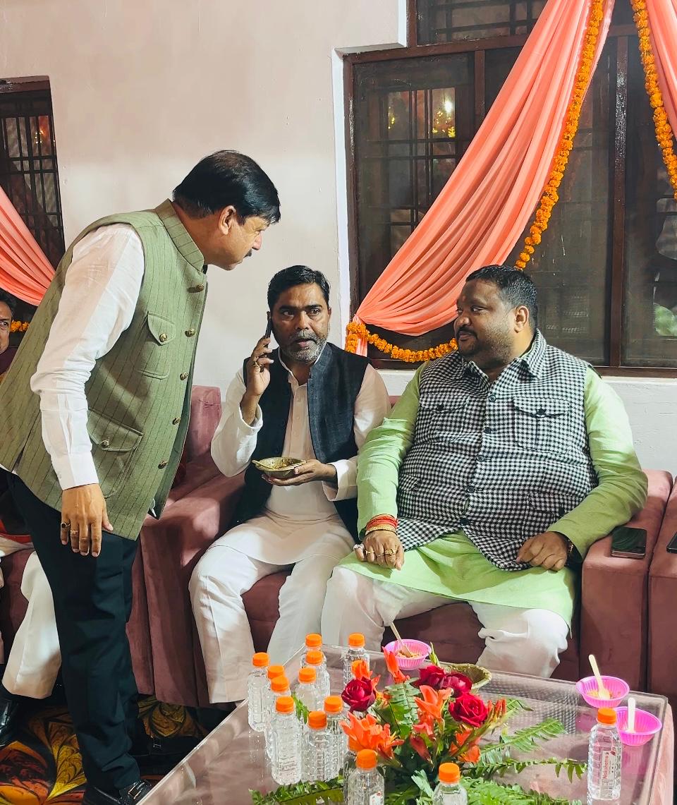 dheerusinghh's tweet image. आज निम्नलिखित मांगलिक कार्यक्रम में सम्मिलित हो कर शुभकामनाएं प्रेषित की:-

1️⃣श्री पंकज सिंह जी ब्लॉक प्रमुख रेहरा बाजार के परिवार में मांगलिक कार्यक्रम में सम्मिलित हुआ।

2️⃣प्रिय श्री अजीत शुक्ला जी पत्रकार निवासी खलवा के परिवार में आयोजित मांगलिक कार्यक्रम में सम्मिलित हुआ।