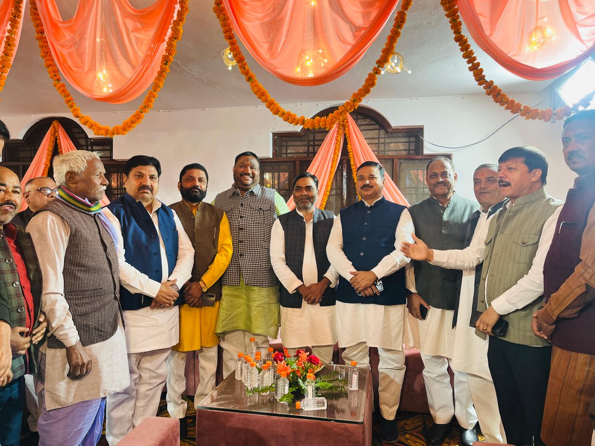 dheerusinghh's tweet image. आज निम्नलिखित मांगलिक कार्यक्रम में सम्मिलित हो कर शुभकामनाएं प्रेषित की:-

1️⃣श्री पंकज सिंह जी ब्लॉक प्रमुख रेहरा बाजार के परिवार में मांगलिक कार्यक्रम में सम्मिलित हुआ।

2️⃣प्रिय श्री अजीत शुक्ला जी पत्रकार निवासी खलवा के परिवार में आयोजित मांगलिक कार्यक्रम में सम्मिलित हुआ।