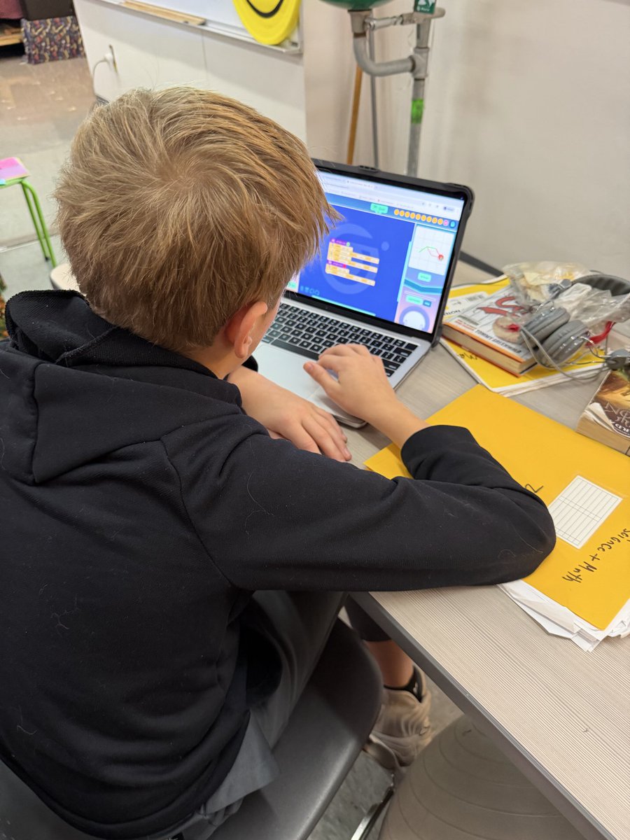 kmdunlap's tweet image. After practicing how ozobots move on paper, they’re practicing on computers using the ozoblockly site. 😊 #fairviewadvantage #create #solveproblems #ozobot @Ozobot @FPSchools