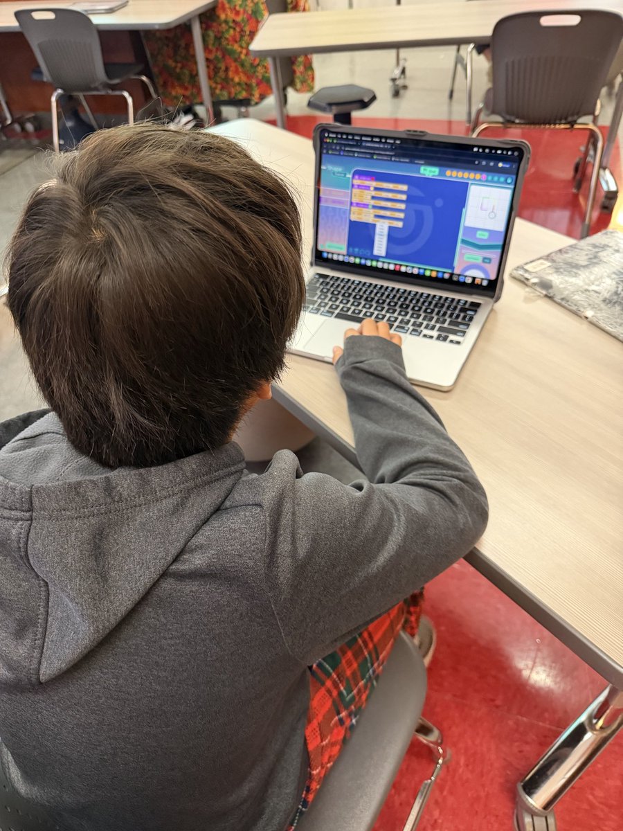 kmdunlap's tweet image. After practicing how ozobots move on paper, they’re practicing on computers using the ozoblockly site. 😊 #fairviewadvantage #create #solveproblems #ozobot @Ozobot @FPSchools