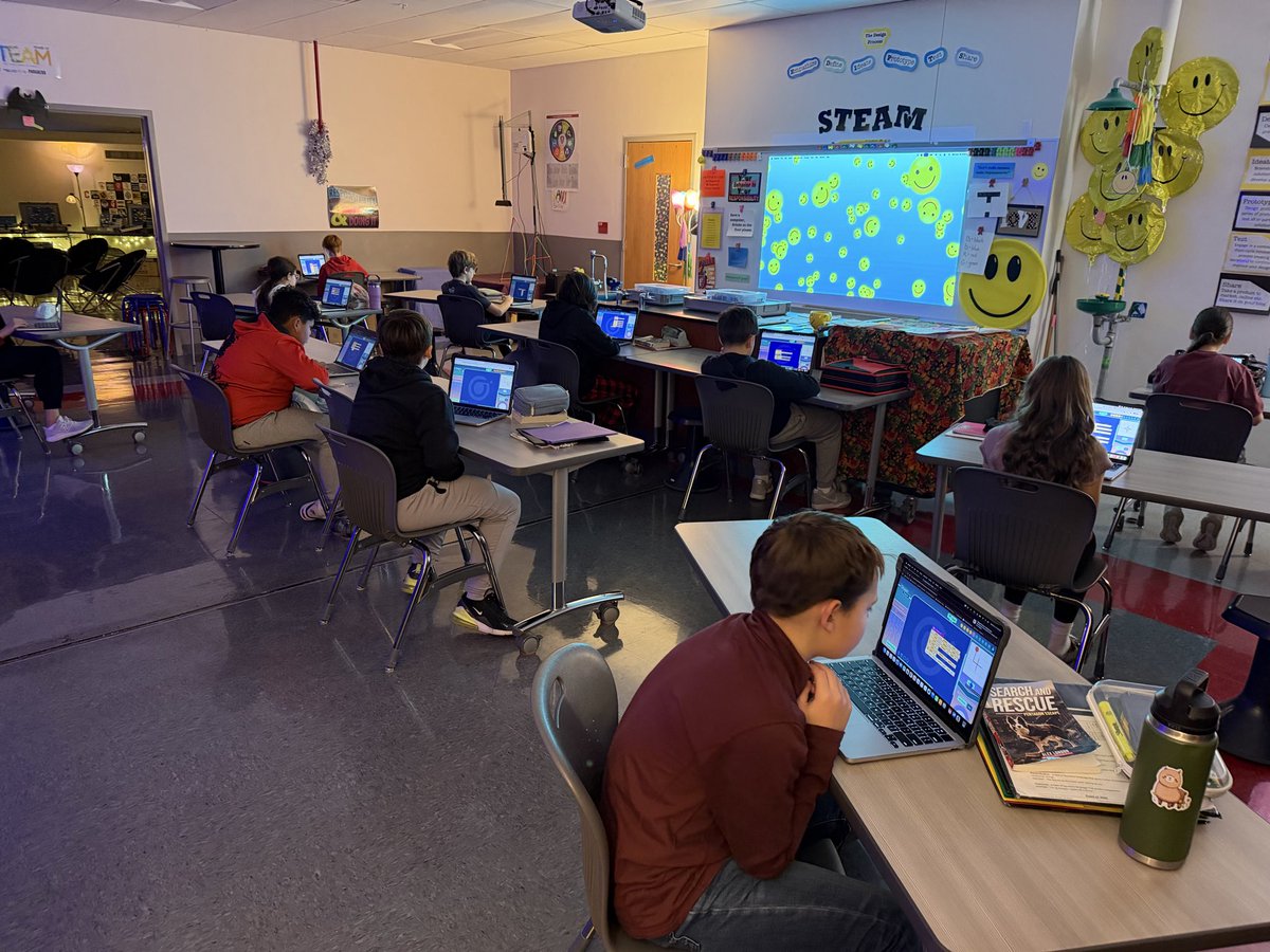 kmdunlap's tweet image. After practicing how ozobots move on paper, they’re practicing on computers using the ozoblockly site. 😊 #fairviewadvantage #create #solveproblems #ozobot @Ozobot @FPSchools