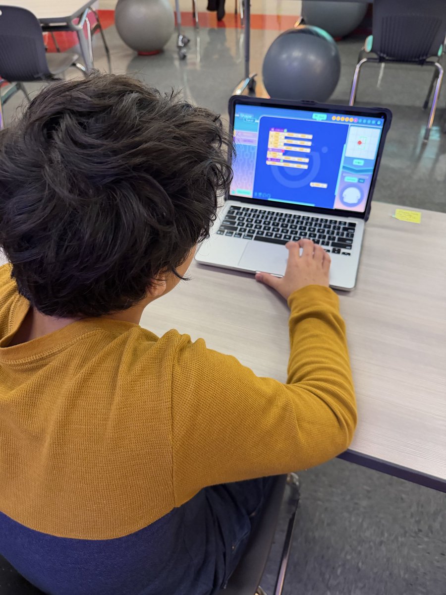 kmdunlap's tweet image. After practicing how ozobots move on paper, they’re practicing on computers using the ozoblockly site. 😊 #fairviewadvantage #create #solveproblems #ozobot @Ozobot @FPSchools