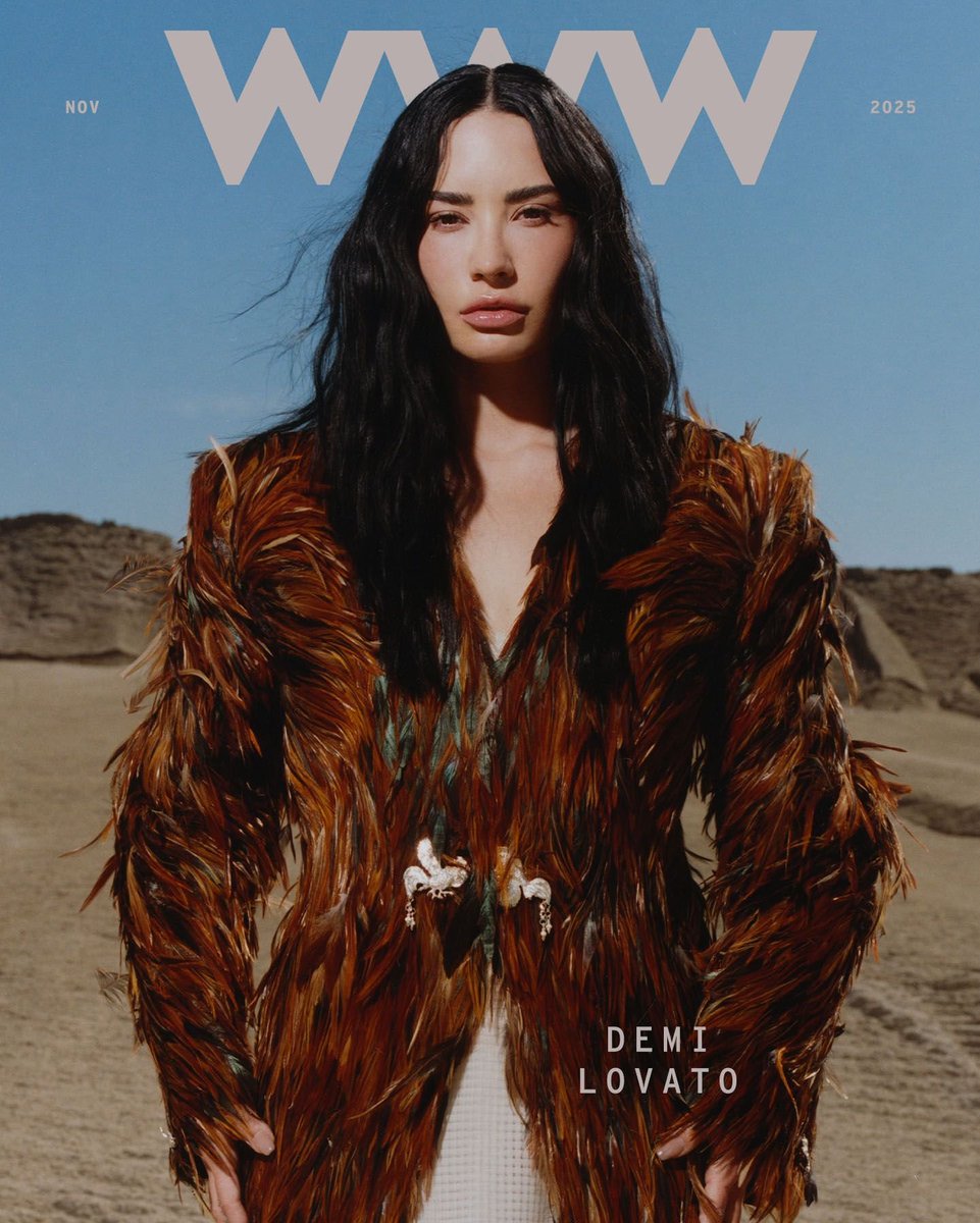 demilovatobr's tweet photo. Demi Lovato estampa a capa de novembro da revista Who What Wear. https://t.co/ozv30nYrBT