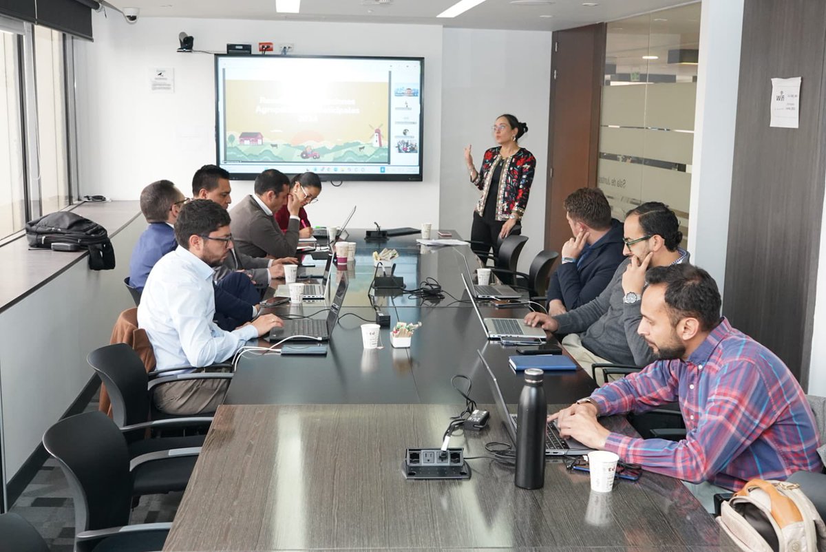 UPRAColombia's tweet photo. #AEstaHora la @UPRAColombia hace presencia en la Federaciónde Aseguradoras de Colombia, @FasecoldaOficia, para socializar los avances y alcances de las Evaluaciones Agropecuarias Municipales (#EVA), el instrumento que consolida información de 1.104 municipios, más de 200 cultivos y 7 especies pecuarias. 🌾🇨🇴

En este encuentro, el sector público y el gremio asegurador fortalecen su articulación para mejorar la toma de decisiones en gestión del riesgo, diseñar productos más ajustados al campo colombiano y promover datos confiables para el ordenamiento productivo.

Las #EVA son clave para entender cómo se comporta la producción en los territorios y acompañar a los productores con información oportuna, verificada y útil.