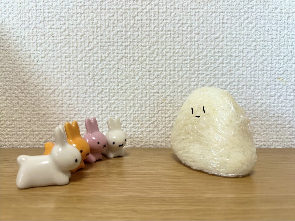 TOKIOBAND5's tweet image. おにぎりアクションFor Japan
#とあるおにぎりくんのモノローグ
Day2

こんばんは！おにぎりです。

おにぎりアクションのやり方を聞くために、
かわいいウサギたちが集まってきたよ！
一緒にアクションしてくれる仲間が増えるって嬉しいなぁ！🍙
#onigiriaction
また明日！

#TableforTwo