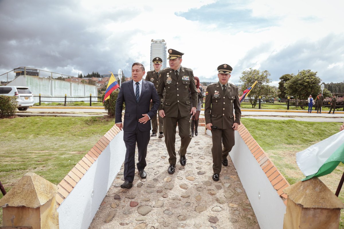 CarlosAmayaR's tweet photo. Nos encontramos en al acto de celebración de los 1️⃣3️⃣4️⃣ años de la Policía Nacional, junto a la @PoliciaBoyaca y la @PoliciaMTunja, para acompañar a nuestros uniformados en esta fecha tan especial. 

Hoy rendimos homenaje a su servicio, su entrega y su valentía; a quienes, con disciplina y amor por Colombia, protegen la vida y la tranquilidad de las familias.

Un honor estar presentes y reconocer a quienes trabajan cada día por seguir haciendo de este el departamento más seguro del país.
