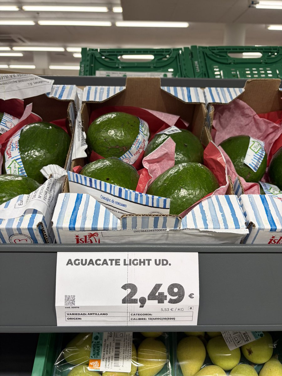 Gerardlaya's tweet image. Ya en España, como seguramente en otros países que no sean latinoamericanos, el #aguacate es insípido y poco cremoso. Pero a alguien se le ocurrió la brillante idea de quitarle la “grasa” y hacerlo light!! ESTE MUNDO SE VA A LA MIERDA (es aún más duro y artificial)