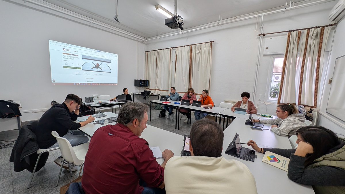 adfeinnovated's tweet photo. 🟣🟡IV Jornada #AdFE🔵🔴

Taller 3 "Proyecto DigiCraft: actividades en el AdF" a cargo de la Fundación Vodafone.

#IVJornadaAdFE https://t.co/xLFySSDLDM