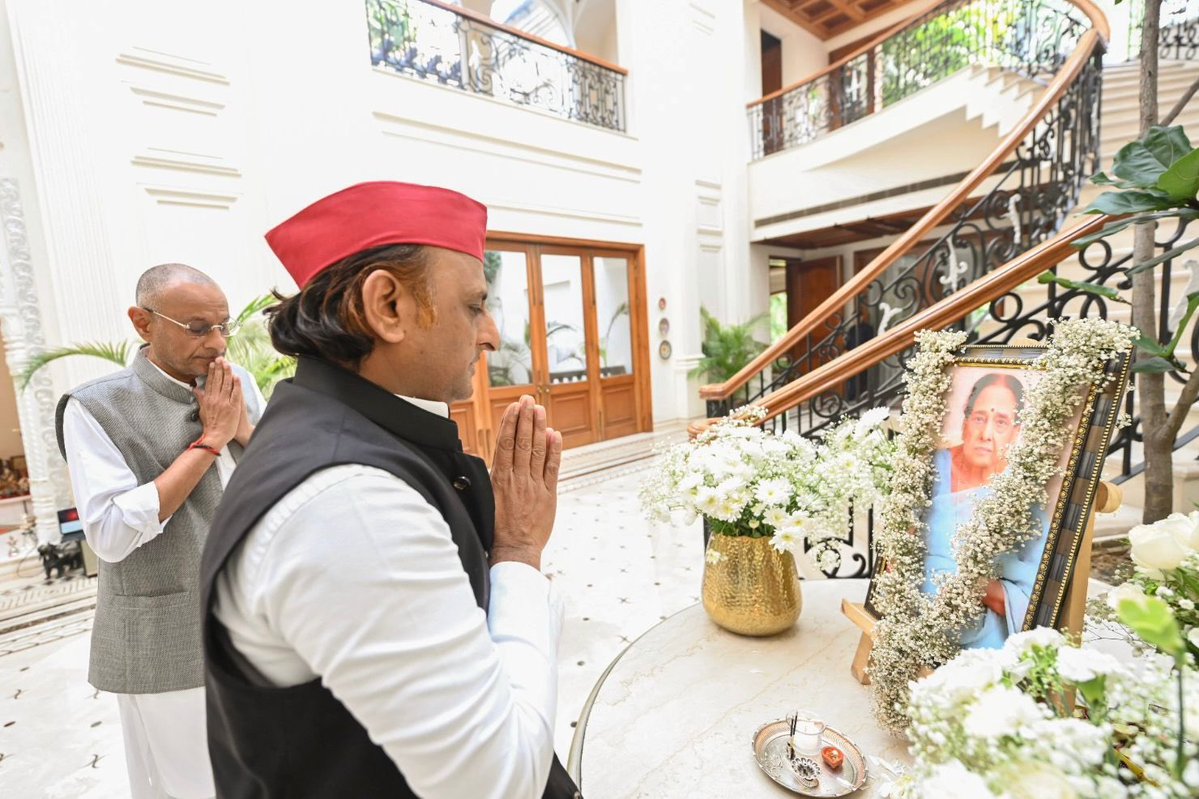 yadavakhilesh's tweet image. राज्यसभा सांसद श्री संजय सेठ जी की माताजी को श्रद्धासुमन अर्पित किए।

भावभीनी श्रद्धांजलि !