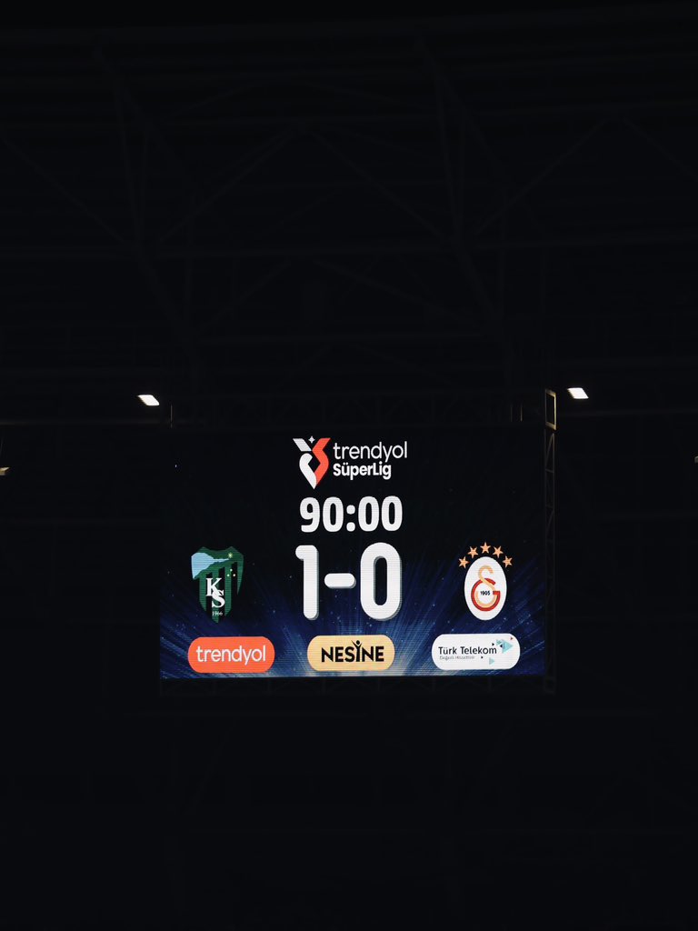 Geçmişte maç sonrası çalınan şarkılar için en fazla 6 blok bloke cezası verilirken Kocaelispor, Galatasaray’ı yenmenin bedelini 56 blok ile rekorla ödüyor. 

Ayrıca o şarkıyı açıp bizi en kritik maçta Kocaelispor'dan uzaklaştıran kişi ya da kişilere hakkımızı helal etmiyoruz.