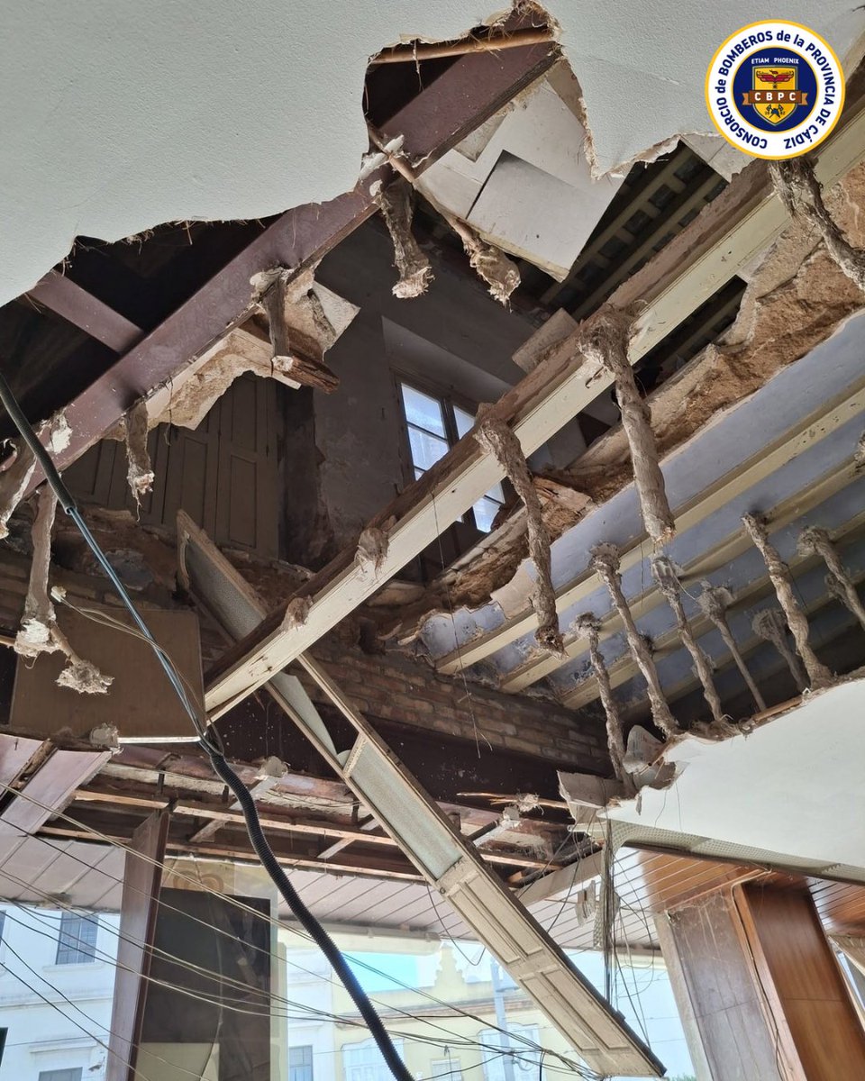 🗓️19/11/25⏰13h

Salida del parque #SanFernando por caída de techo de local comercial vacío en C/Real
Caen ladrillos, vigas y el suelo de la planta superior, dejándola descubierta
Se acordona la finca por seguridad, hasta que se reparen daños
Sin daños personales 

🚒3
🧑🏼‍🚒6

#CBPC