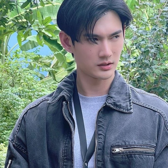 นี่รู้จักสารวัตรสิงหาก่อนค่อยไปตามย้อนดูพิษเบ้บ อยากชมพี่เพวว่าเก่งมากกก ตอนเล่นเป็นยัยเบ้บคือเหมือนกลืนตัวละครลงไป ดูเป็นเด็กอินเตอร์มั่นใจ ๆ ส่วนสารวัตรสิงหาคือไทยแท้ หล่อ(สวย)เข้มมาเลยอะ ไม่ติดภาพจำใดใดเลย พี่พาเวลเก่งมากมาก 🤲🏻♥️