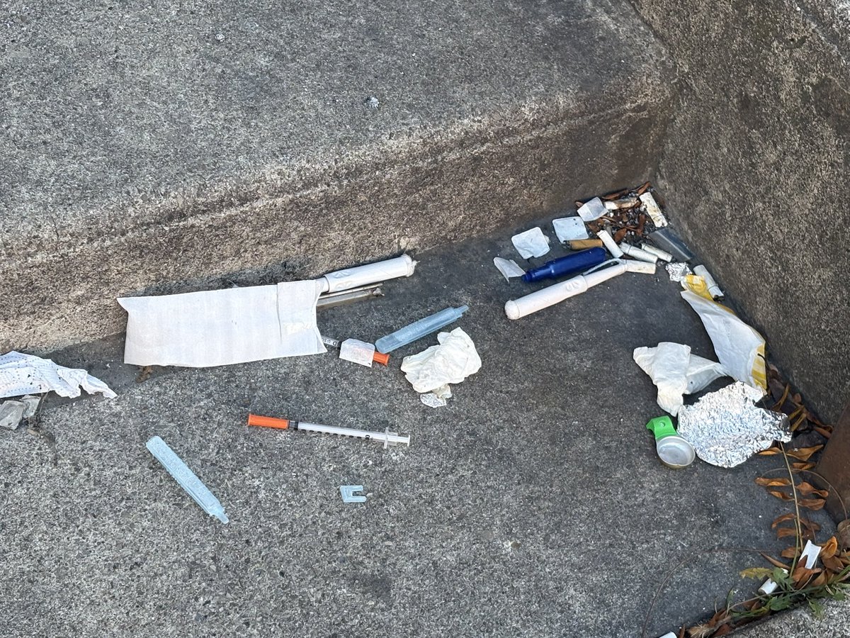 Used needles &amp; syringes scattered on sidewalk outside Hamilton General Hospital (284 Victoria Ave N). Serious biohazard.
<a href="/HamHealthSci/">Hamilton Health Sciences</a> <a href="/ONThealth/">Ontario Ministry of Health</a> <a href="/cityofhamilton/">City of Hamilton</a> please clean up ASAP &amp; prevent this.
<a href="/CHCHNews/">CHCH News</a> <a href="/TheSpec/">Hamilton Spectator</a> <a href="/CBCHamilton/">CBC Hamilton</a> <a href="/AndreaHorwath/">Andrea Horwath</a> #HamOnt