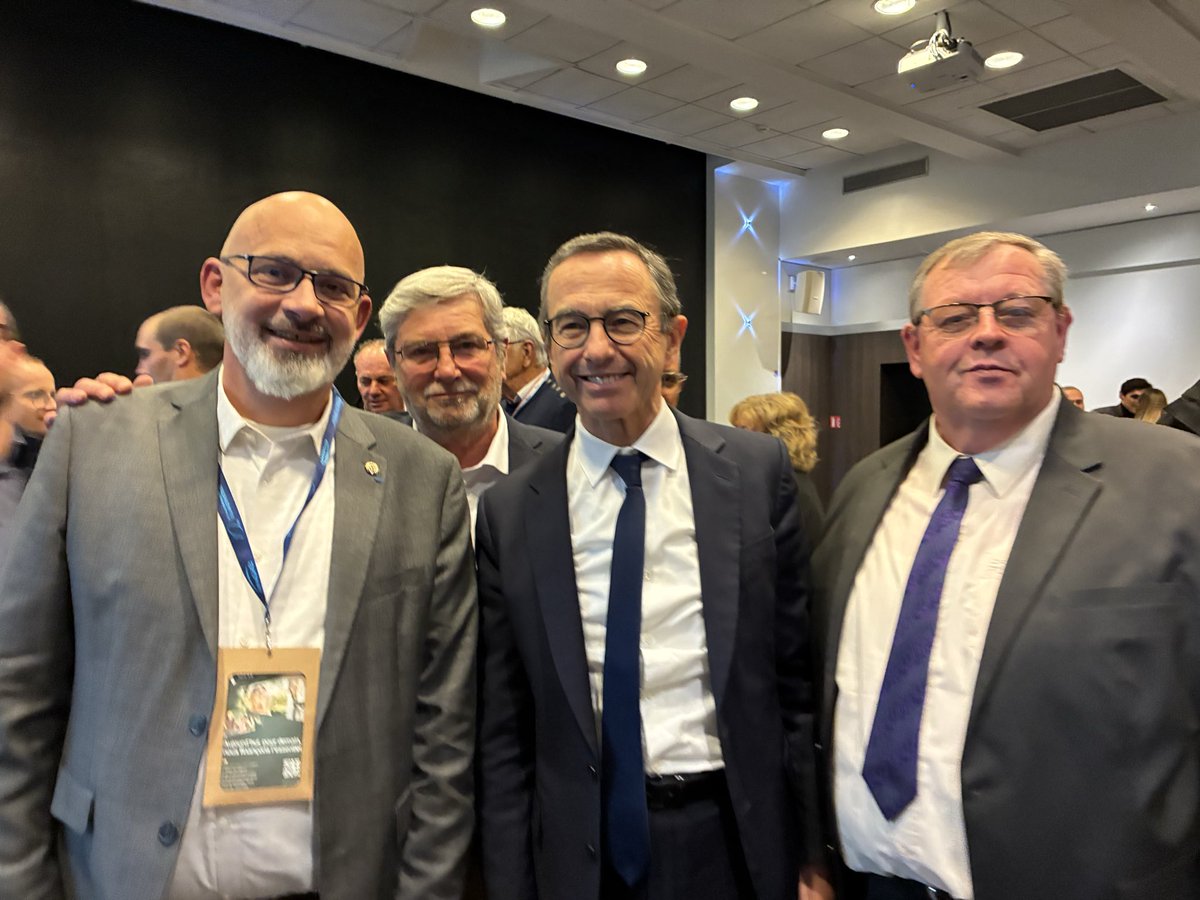 vgruau's tweet photo. Invitation des maires par @BrunoRetailleau, dans le cadre du congrès des maires. 
« Je suis pour la France Communale » nous a dit le President @lesRepublicains 

@davidlisnard, President de l’AMF, a soutenu les maires qui sont le socle stable d’une république sous tension. https://t.co/DoNTgsl1ab
