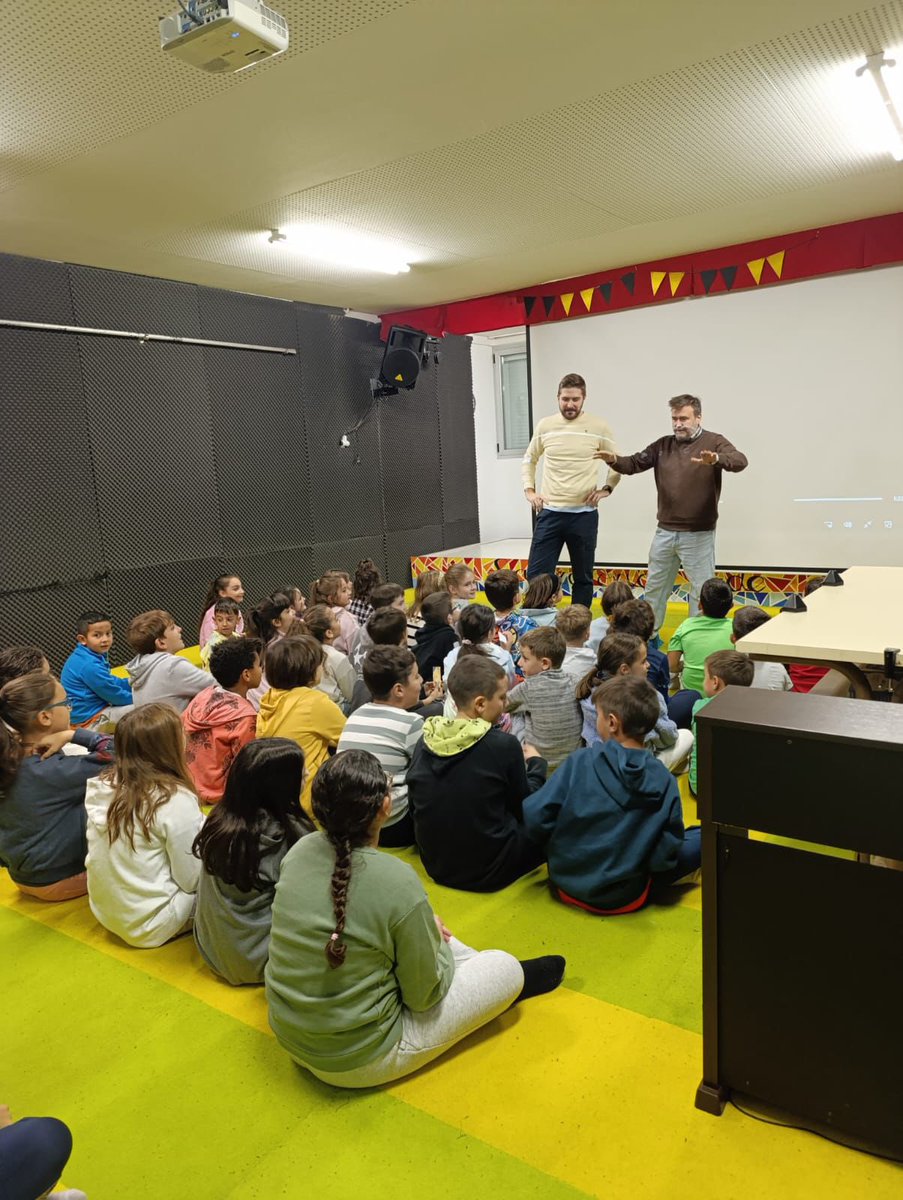 cinecue_ficc's tweet photo. 🕊️ X (Twitter)
Hoy proyectamos Flow en el Colegio San Gil de Cuéllar y nos sorprendieron con una taquilla de atrezzo donde cada niño “compraba” su entrada 🎟️✨
Gracias, @ceipsangil. Nuestro director se lo pasó genial y las fotos hablan por sí solas 💛🎬
#Educación  #sicc2025 https://t.co/A0THOcrZA8