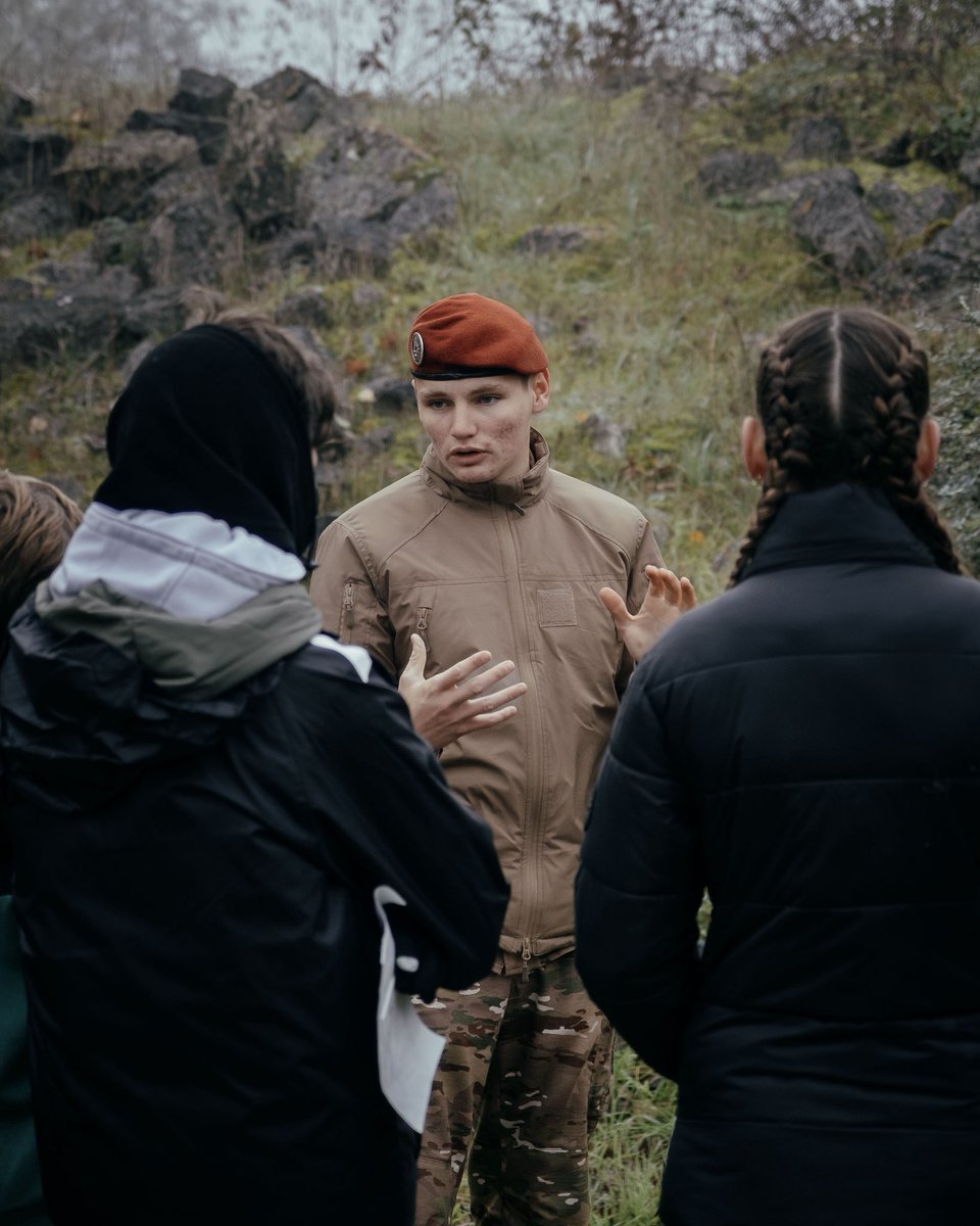 🏃‍♂️ Le #17eRGP était présent au cross UNSS 82 à Saint-Nicolas-de-la-Grave, où des centaines de collégiens de tout le département ont fait le déplacement. 

L’occasion pour les jeunes de découvrir l’engagement et les métiers du génie, au cœur d’un événement sportif et éducatif.