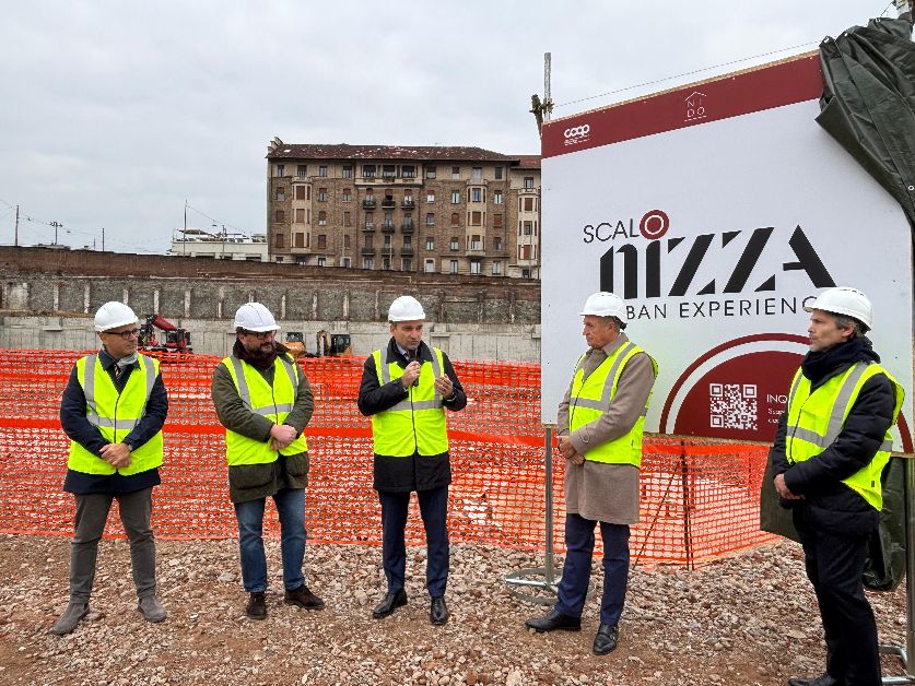 Presentato il via ai lavori di Scalo Nizza, l’intervento di rigenerazione urbana su 32 mila metri quadrati che trasforma l’ex terminale ferroviario di  Vallino in un polo dedicato a residenzialità universitaria, commercio e servizi.
sguardisutorino.blogspot.com/2025/11/presen…

<a href="/twitorino/">Città di Torino</a>