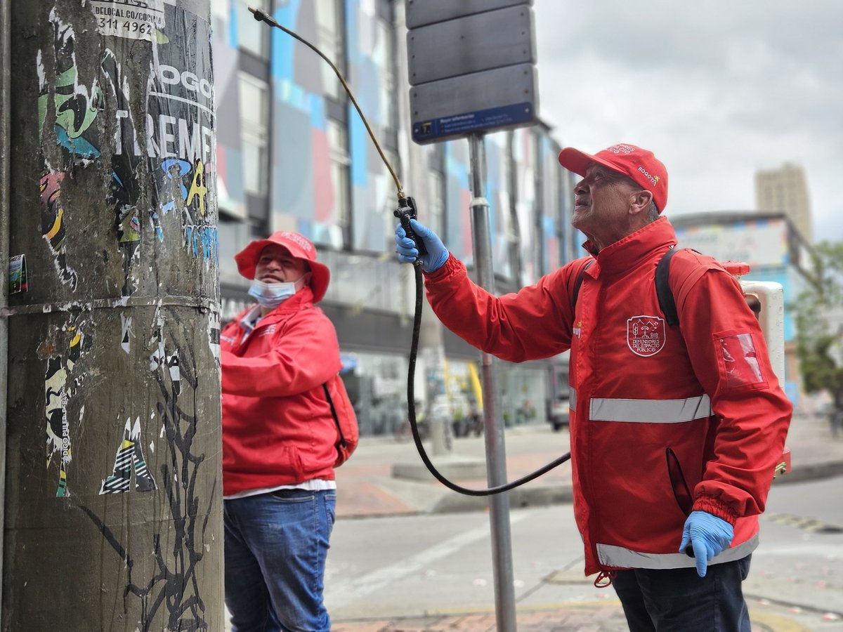 MiEspacioesBog's tweet image. Como #AquíSíPasa la #TransformAcción 2.0 continúa con labores que promueven una @Bogota más limpia de contaminación visual
Desde la NQS/63 hasta la 53, los defensores del espacio público trabajan eliminando publicidad indebida en el mobiliario público
#MásYMejorEspacioPúblico❤️💛