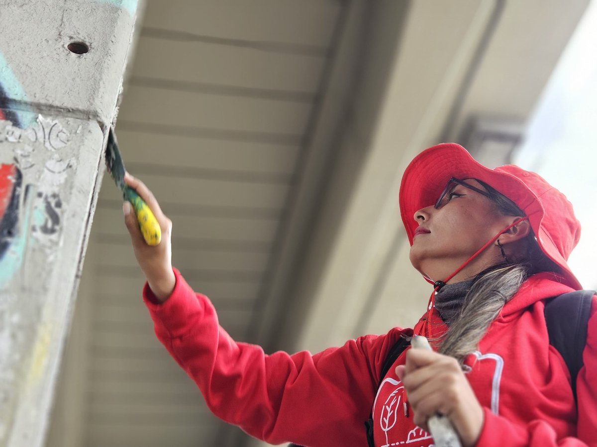 MiEspacioesBog's tweet image. Como #AquíSíPasa la #TransformAcción 2.0 continúa con labores que promueven una @Bogota más limpia de contaminación visual
Desde la NQS/63 hasta la 53, los defensores del espacio público trabajan eliminando publicidad indebida en el mobiliario público
#MásYMejorEspacioPúblico❤️💛