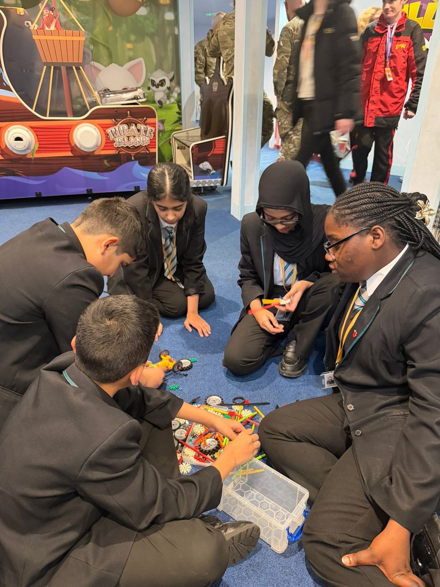 oulderhillla's tweet photo. Our students took part in an exciting Army workshop, working in teams to design and build tanks! 💥🚗
Huge well done to Summayah, Zaynah, Mazeedah, Ijiaz and Eesah whose tank travelled the furthest. The facilitators said it was the best they’d seen all day! 👏 #STEM #Teamwork https://t.co/FFzQ8lzOmF