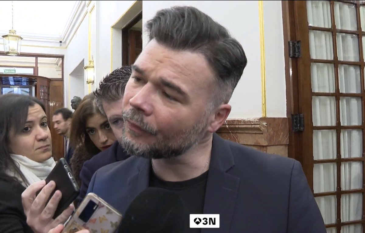 Insultador parlamentario, en complicado escorzo, manifestando que si solo son 3 socialistas mangando el 2% y forrándose  con la pandemia, pues que tragan. Pero “si escala y acabamos hablando de la Gürtel del PSOE, le pediremos al gobierno que convoque elecciones”
KEKALAÑAMACHO 😤