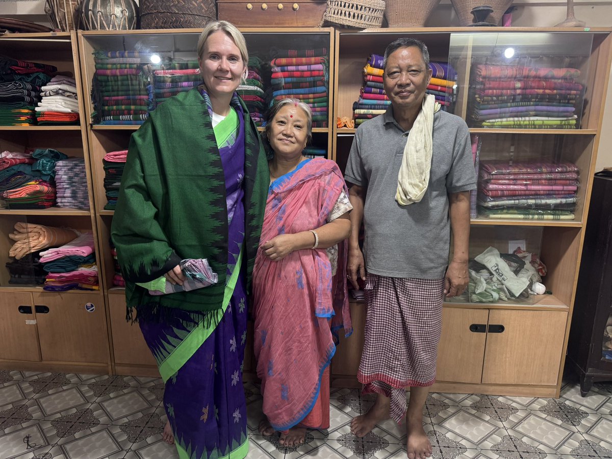 Bangladesh, wat een gastvrij land. Gisteren een sari gekregen van het Bangladesh Tourism Board, vandaag training gegeven in diezelfde sari. En ook nog een jurk gekregen van de Kashi-gemeenschap. En een sjaal van de Manipuri gemeenschap. Iedereen is zó hartverwarmend ❤️
